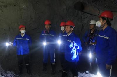 局黨委委員、副局長(zhǎng)胡清樂深入宜昌公司杉西礦山開展技術(shù)調(diào)研與安全檢查